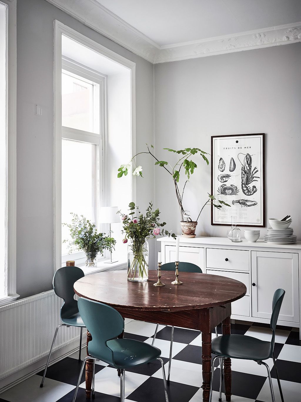 Industriaalse puudutusega, modernne retro köök